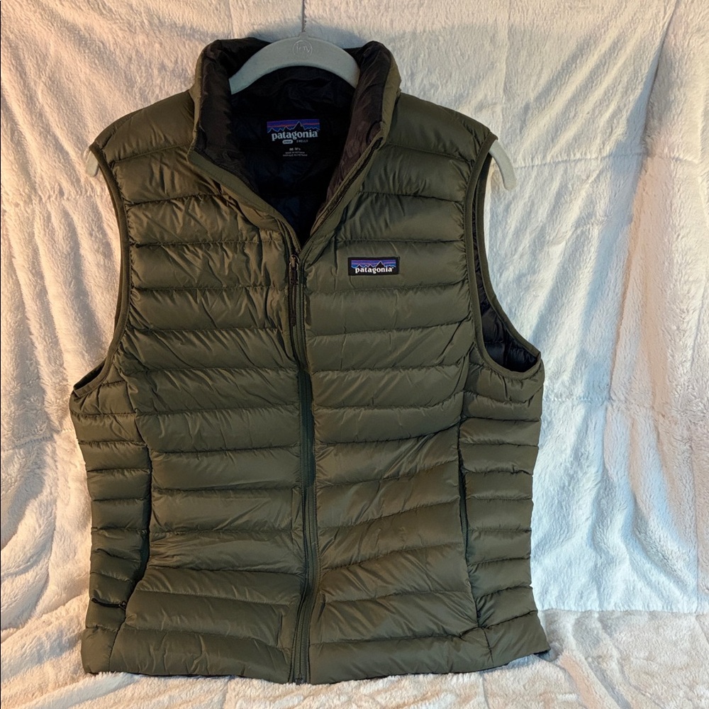Patagonia Down Sweater Vest in Olive. Men’s Medium. NWOT.